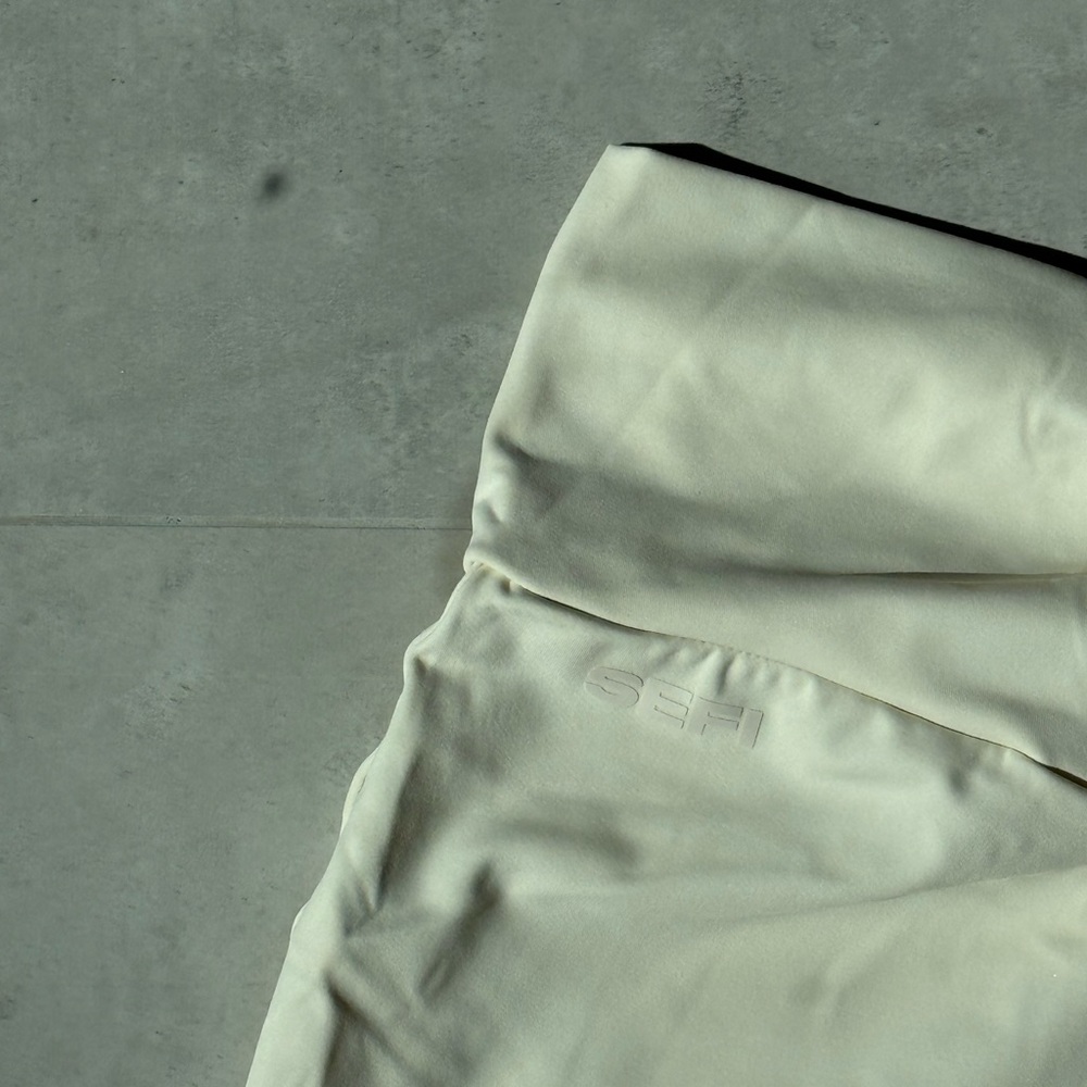SEFI Define Ruched Shorts - Picture 3 of 5